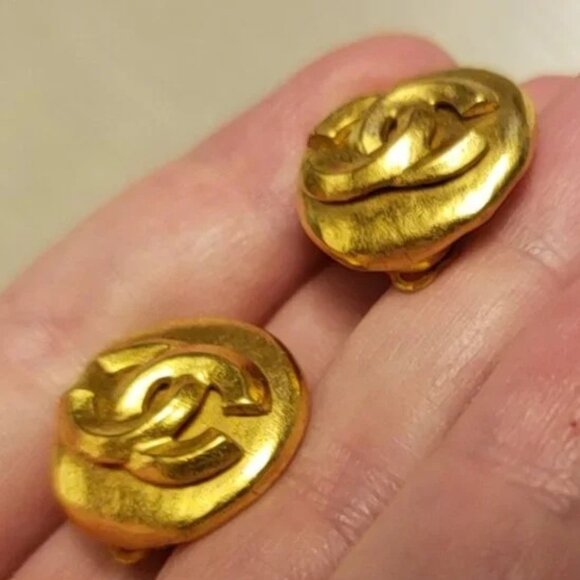 Chanel Vintage Interlocking CC Clip On Earrings 24K Gold-Plated - Picture 8 of 14